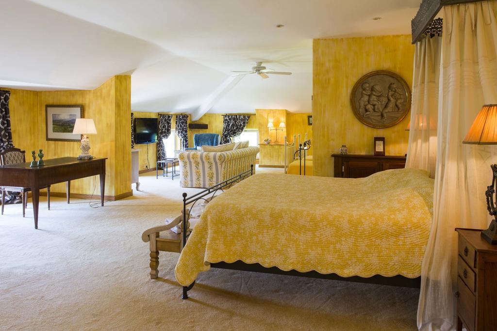 ロリオル・デュ・コンタ Chateau Talaud Bed & Breakfast 部屋 写真