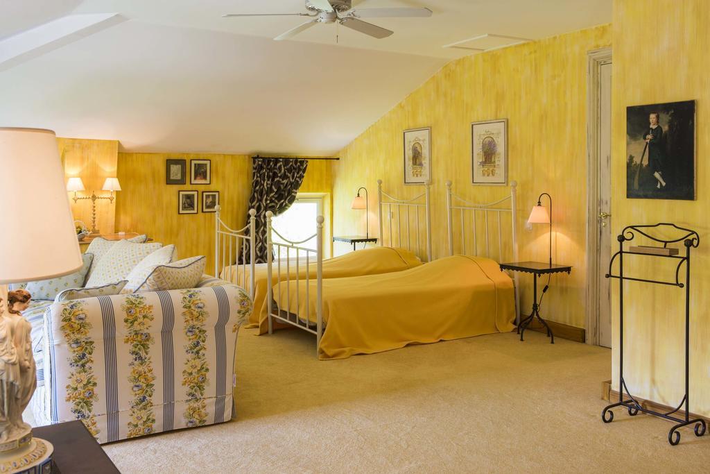 ロリオル・デュ・コンタ Chateau Talaud Bed & Breakfast 部屋 写真