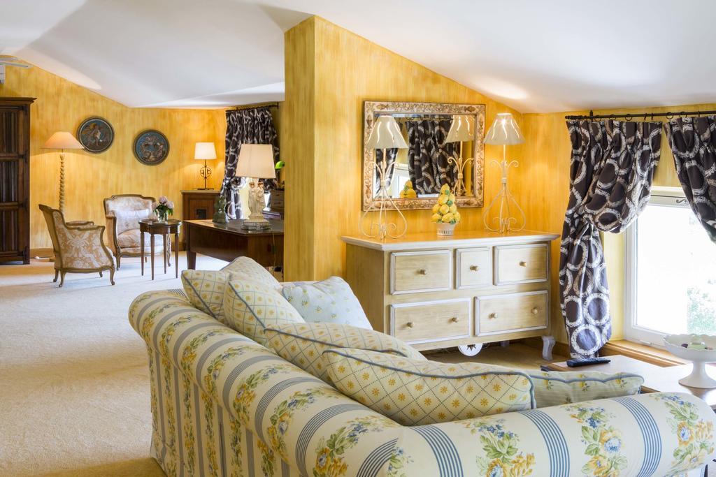 ロリオル・デュ・コンタ Chateau Talaud Bed & Breakfast 部屋 写真
